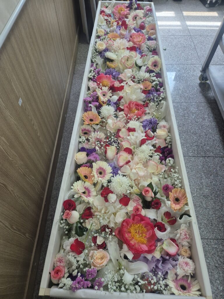 다양한 색상의 꽃들이 조화롭게 배치된 긴 장식