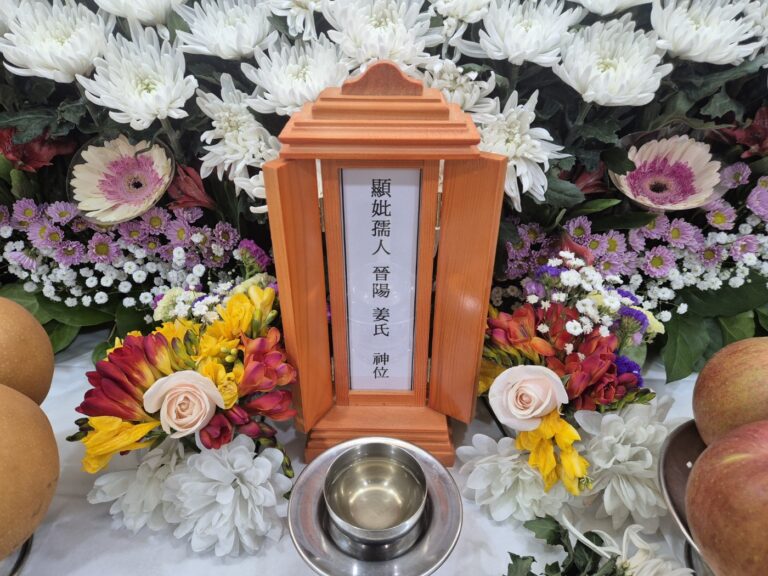 주황색 목재 구조물과 다채로운 꽃의 조화